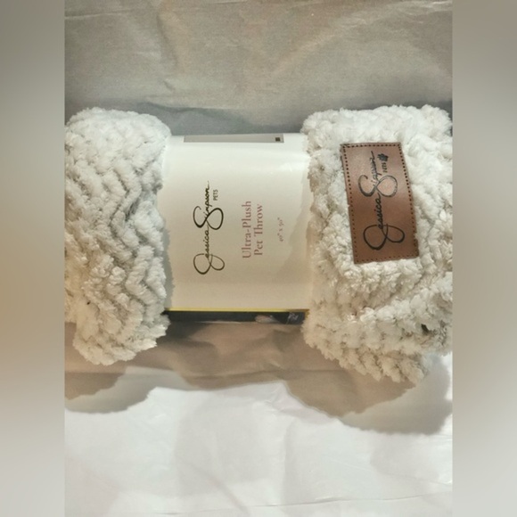 Jessica Simpson pet white faux fur cozy ultra plush pet throw blanket size 40x50 - Picture 7 of 14